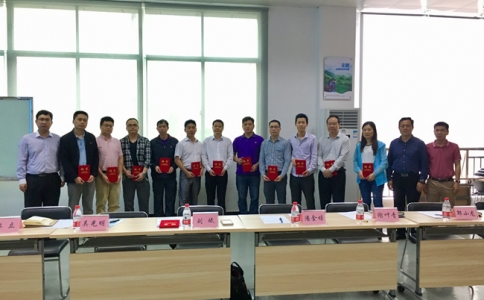 橫瀝鎮政府領導為瀟灑模具師資專家與團隊頒發聘書