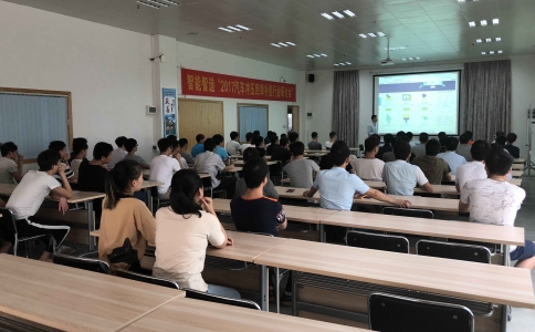 瀟灑模具培訓學員集體學習學校新系統