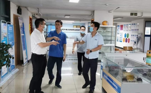 孔鎮長與相關領導到我校指導防疫相關工作