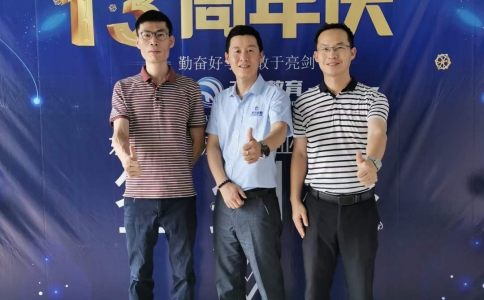 曹黨委與黃主任等領導們到我校指導工作并提出寶貴意見