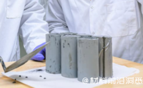 讓水泥搖身一變成為連續吸碳20年的環保高手,是什么材料？