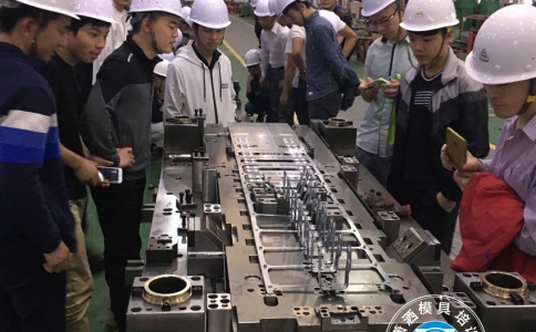 大家正在研究汽車模具結構