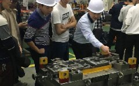 老師正在為學員講解汽車模具結構要點