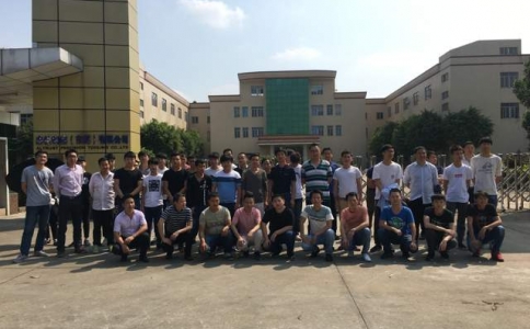 定期組織學員到忠信制模廠學習參觀